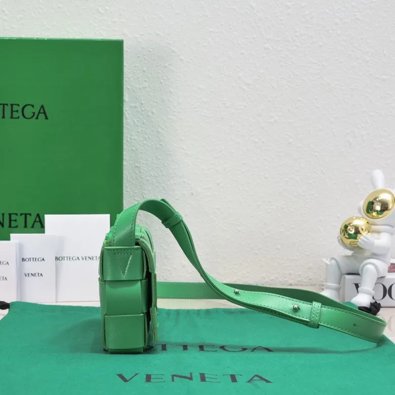 Batch 1320, ready to ship, first release on the whole network ♨️♨️ (mini size) BV sheepskin + 15 grid cassette + limited edition 🉑️🉑️🉑️ Classic style, high-end simplicity, this upper body is super refreshing! Paired with the BV parrot green on the sides, it’s very stylish but not exaggerated! Model: 7587 Size: 19*5.5*12cm